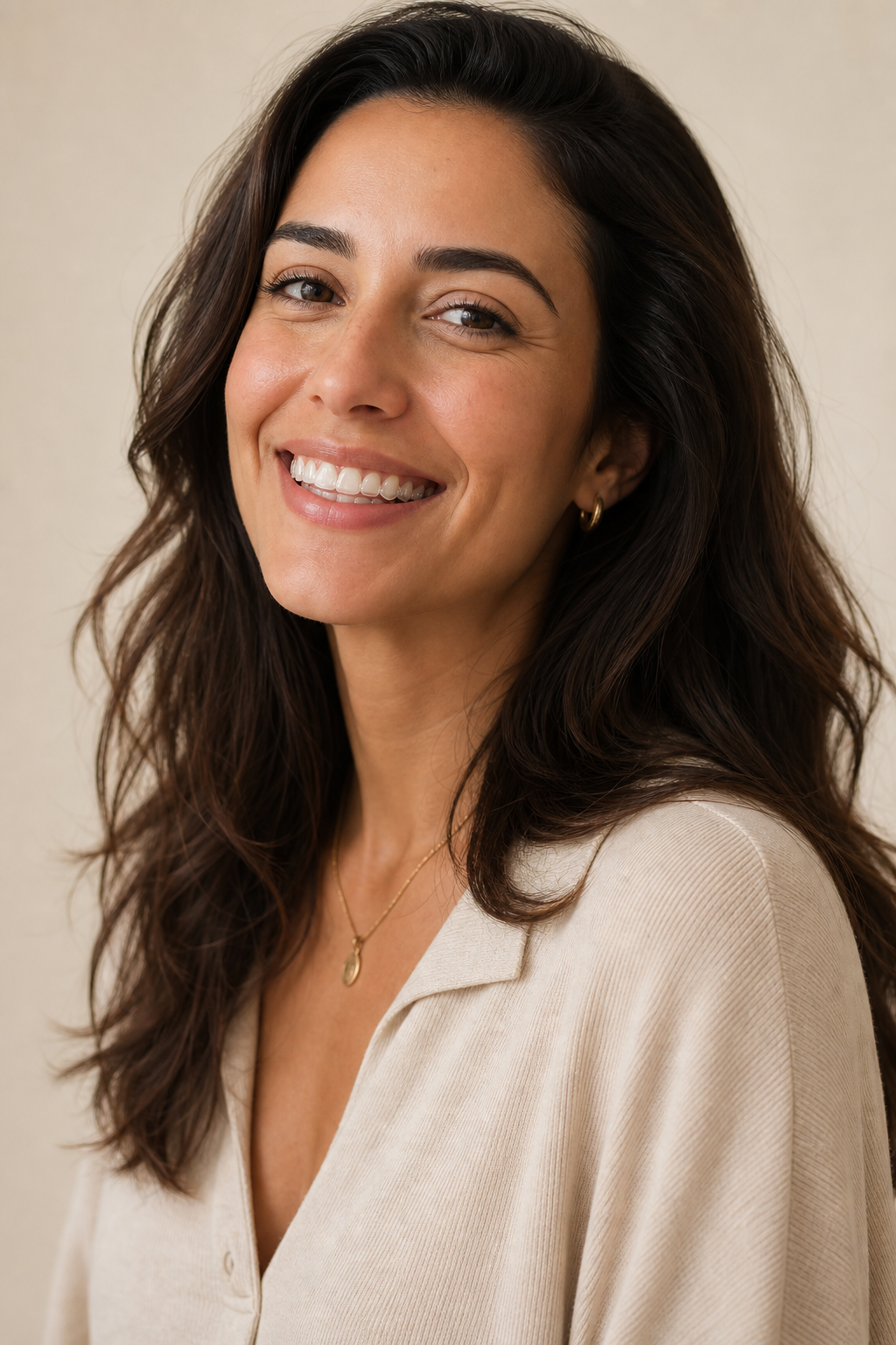 Mulher sorrindo naturalmente com aparelho invisível em Guaratinguetá, tratamento com a Dra. Carla Stohler Paresque